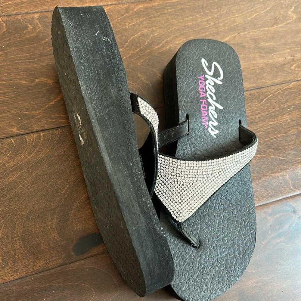 SKECHERS Yoga Foam wedge heel sandals-flip flopswomen's sz 7-rhinestones-black - Picture 4 of 4